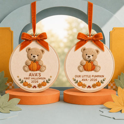 Personalisierter Stickrahmen-Anhänger für Babys erstes Halloween: „Lieblingskind-Kürbis-Teddy“ – Baby-Erinnerungsstück, gestickter Anhänger, bedeutungsvolles Geschenk