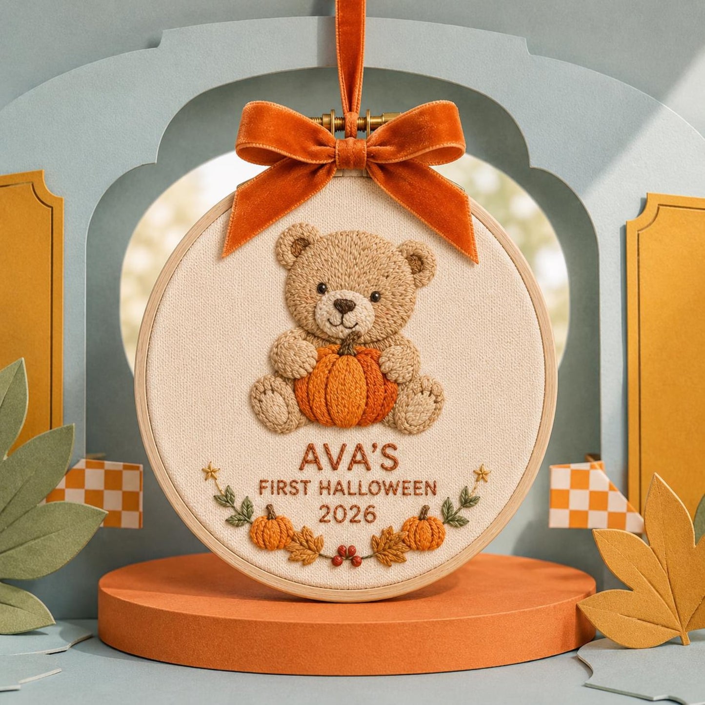 Personalisierter Stickrahmen-Anhänger für Babys erstes Halloween: „Lieblingskind-Kürbis-Teddy“ – Baby-Erinnerungsstück, gestickter Anhänger, bedeutungsvolles Geschenk