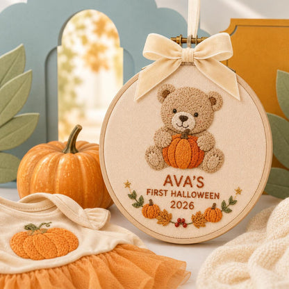 Personalisierter Stickrahmen-Anhänger für Babys erstes Halloween: „Lieblingskind-Kürbis-Teddy“ – Baby-Erinnerungsstück, gestickter Anhänger, bedeutungsvolles Geschenk
