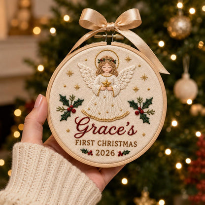 Personalisierter Stickrahmen mit Engel-Anhänger für das erste Weihnachtsfest – Religiöser Heiligenschein, Stechpalme, Gold, Christliches Andenken 2026, Weihnachtsgeschenk