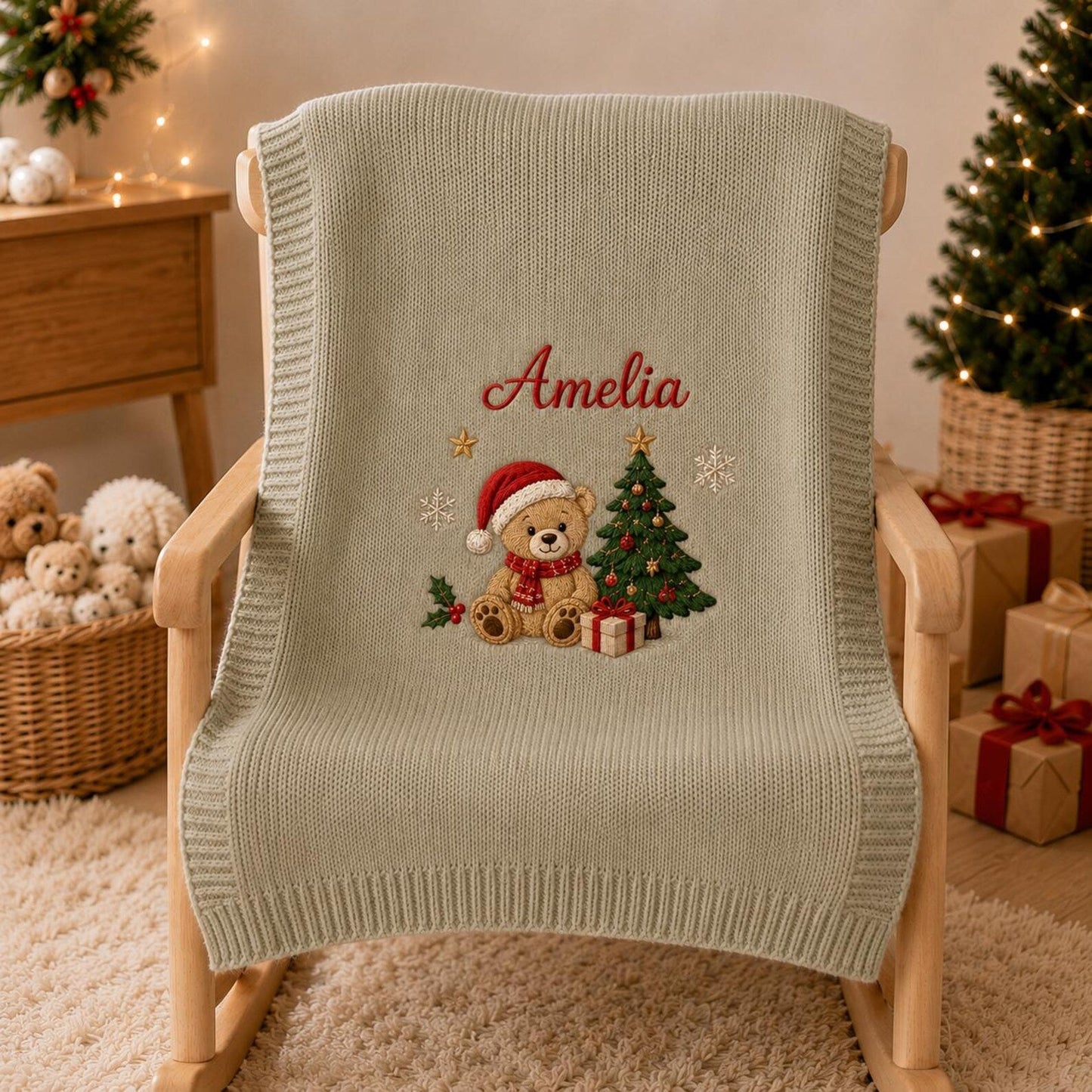 Personalisierte Weihnachtsstrickdecke, bestickte Festtagsdecke mit individuellem Namen, Teddybär-Erinnerungsstück