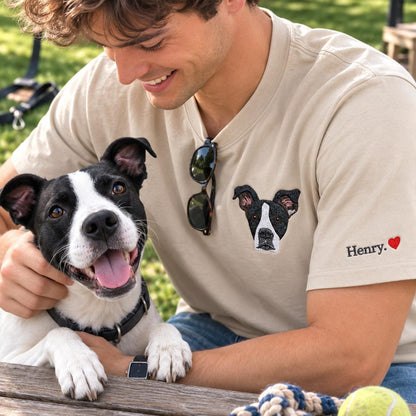 Individuelles T-Shirt mit gesticktem Haustier-Porträt nach Foto – Personalisiertes T-Shirt mit Hunde-Gesicht – Geschenk für Boston-Terrier-Liebhaber & Hunde-Papas