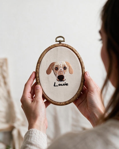 Bestickter, individueller Haustierfoto-Dekor, personalisiertes Erinnerungsstück mit Blumenmuster und Hundenamen, Gedenkrahmen für Haustiere, Geschenk für Tierliebhaber