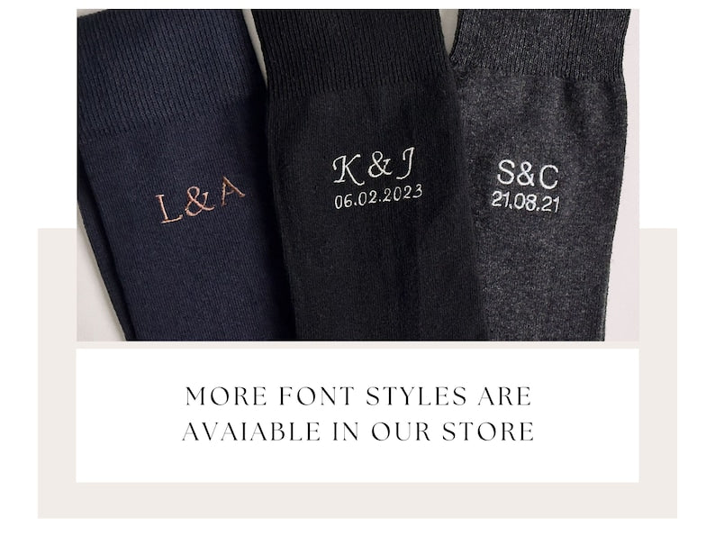 Personalisierte bestickte Socken zum zweiten Hochzeitstag mit zwei Initialen und optionalem Datum – | Fettdruck