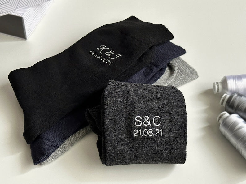 Personalisierte bestickte Socken zum zweiten Hochzeitstag mit zwei Initialen und optionalem Datum – | Fettdruck