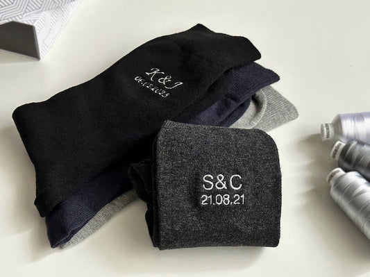 Personalisierte bestickte Socken zum zweiten Hochzeitstag mit zwei Initialen und optionalem Datum – | Fettdruck