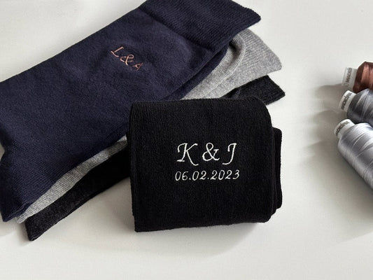 Socken mit gestickten Initialen und optionalem Jahrestagsdatum – Personalisierte Socken zum zweiten Hochzeitstag | Kursivschrift