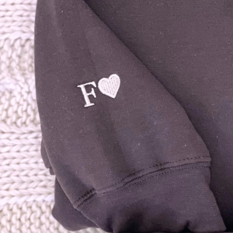 Bestickte Paar-Pullover – Personalisierte Hoodies als romantisches Geschenk zum Jahrestag