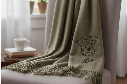 Lassen Sie Ihr Haustier besticken! Ein einzigartiger, personalisierter Schal ist das perfekte Geschenk.