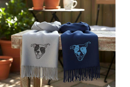 Ihr treuer Freund immer an Ihrer Seite: Ein personalisierter, bestickter Schal