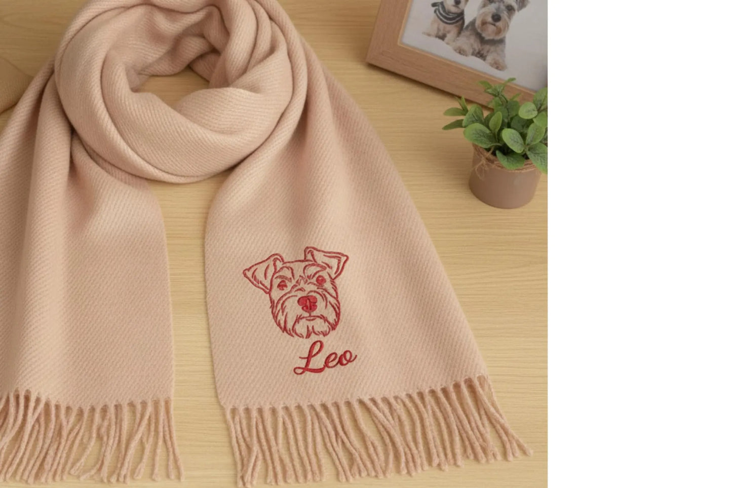 Lassen Sie Ihr Haustier besticken! Ein einzigartiger, personalisierter Schal ist das perfekte Geschenk.