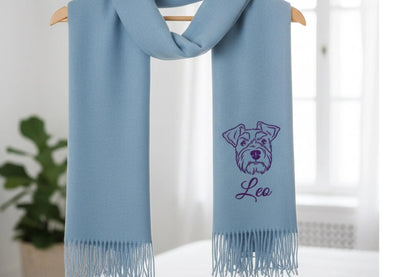 Lassen Sie Ihr Haustier besticken! Ein einzigartiger, personalisierter Schal ist das perfekte Geschenk.
