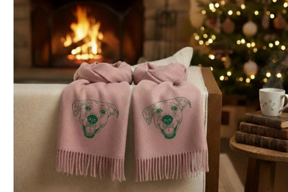 Lassen Sie Ihr Haustier besticken! Ein einzigartiger, personalisierter Schal ist das perfekte Geschenk.