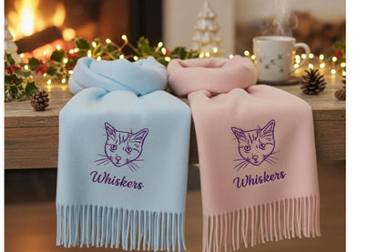 Lassen Sie Ihr Haustier besticken! Ein einzigartiger, personalisierter Schal ist das perfekte Geschenk.