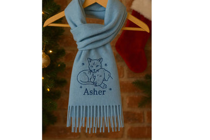 Personalisierter Wollschal mit Haustierporträt: Individuell bestickter Hund oder Katze