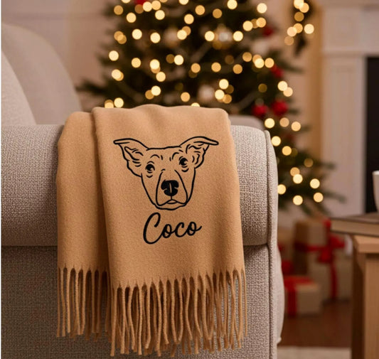 Lassen Sie Ihr Haustier besticken! Ein einzigartiger, personalisierter Schal ist das perfekte Geschenk.