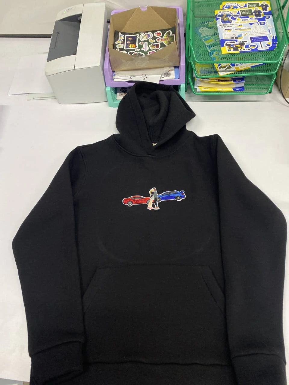 Das ideale Geschenk für Autofans: Ein besticktes Sweatshirt nach Wahl