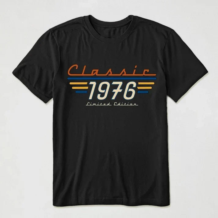 Personalisiertes Retro-Klassik-T-Shirt: Mann in einem urbanen Umfeld, mit markanter Typografie im Stil der 70er Jahre – ein einzigartiges Geschenk für ihn