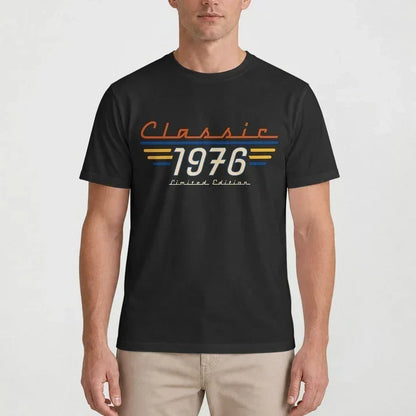 Personalisiertes Retro-Klassik-T-Shirt: Mann in einem urbanen Umfeld, mit markanter Typografie im Stil der 70er Jahre – ein einzigartiges Geschenk für ihn