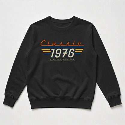 Personalisiertes Retro-Klassik-T-Shirt: Mann in einem urbanen Umfeld, mit markanter Typografie im Stil der 70er Jahre – ein einzigartiges Geschenk für ihn