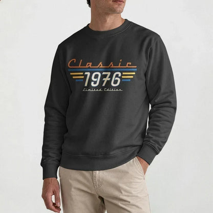 Personalisiertes Retro-Klassik-T-Shirt: Mann in einem urbanen Umfeld, mit markanter Typografie im Stil der 70er Jahre – ein einzigartiges Geschenk für ihn