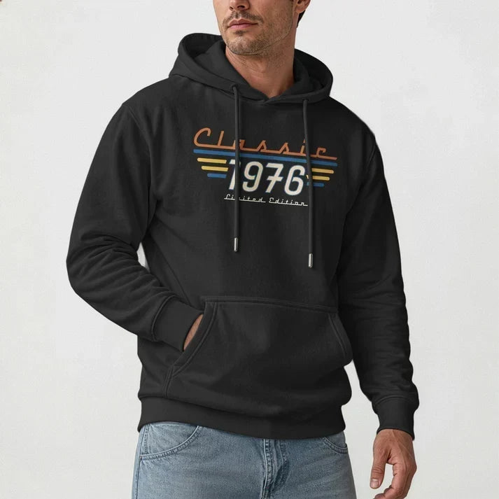 Personalisiertes Retro-Klassik-T-Shirt: Mann in einem urbanen Umfeld, mit markanter Typografie im Stil der 70er Jahre – ein einzigartiges Geschenk für ihn