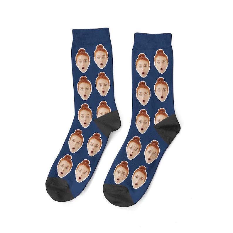 Benutzerdefinierte Gesichtssocken. Bringen Sie ein Foto auf den Socken an