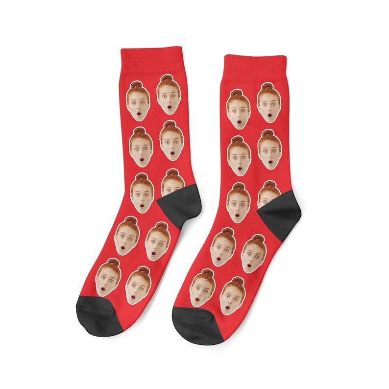 Benutzerdefinierte Gesichtssocken. Bringen Sie ein Foto auf den Socken an