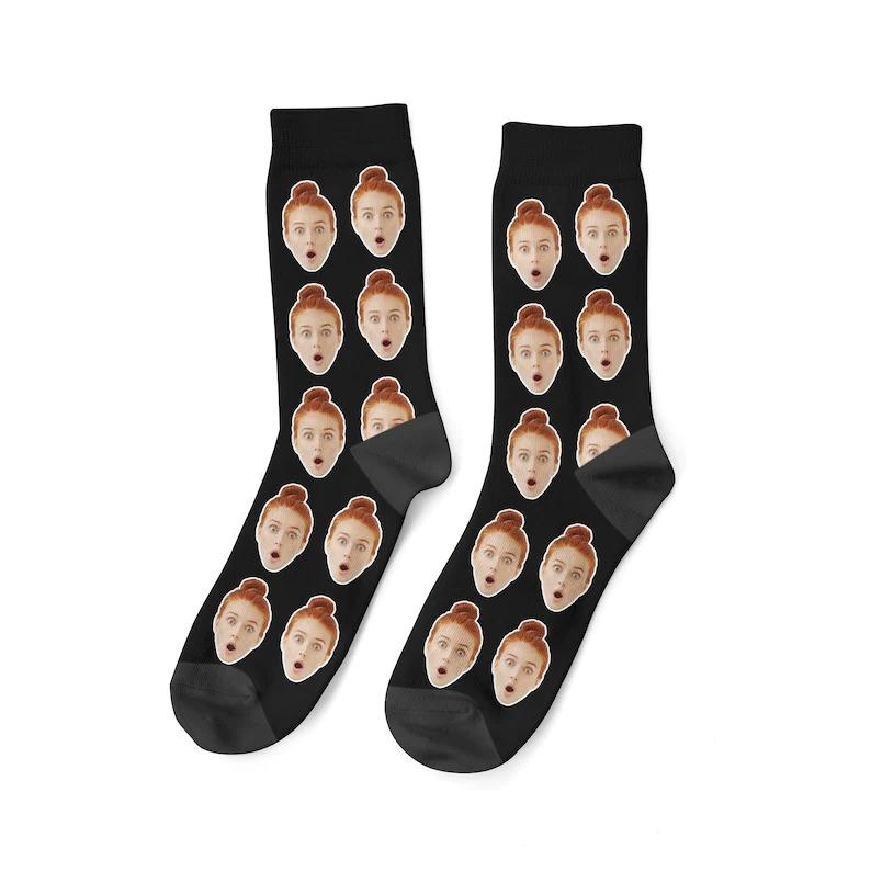 Benutzerdefinierte Gesichtssocken. Bringen Sie ein Foto auf den Socken an
