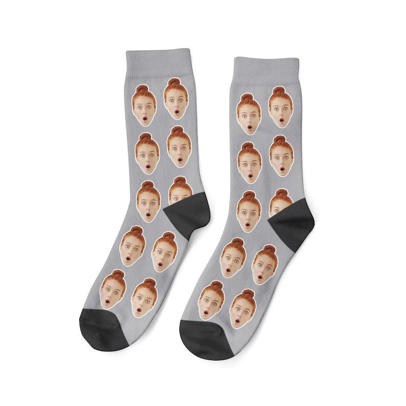 Benutzerdefinierte Gesichtssocken. Bringen Sie ein Foto auf den Socken an