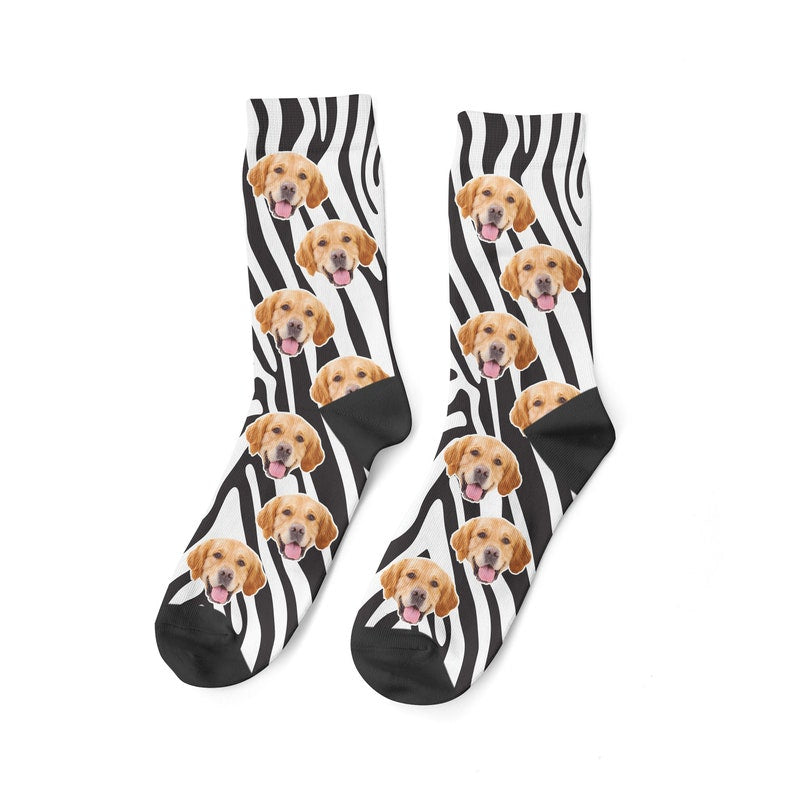 Benutzerdefinierte Hundegesicht auf Zebra-Print-Socken personalisiert